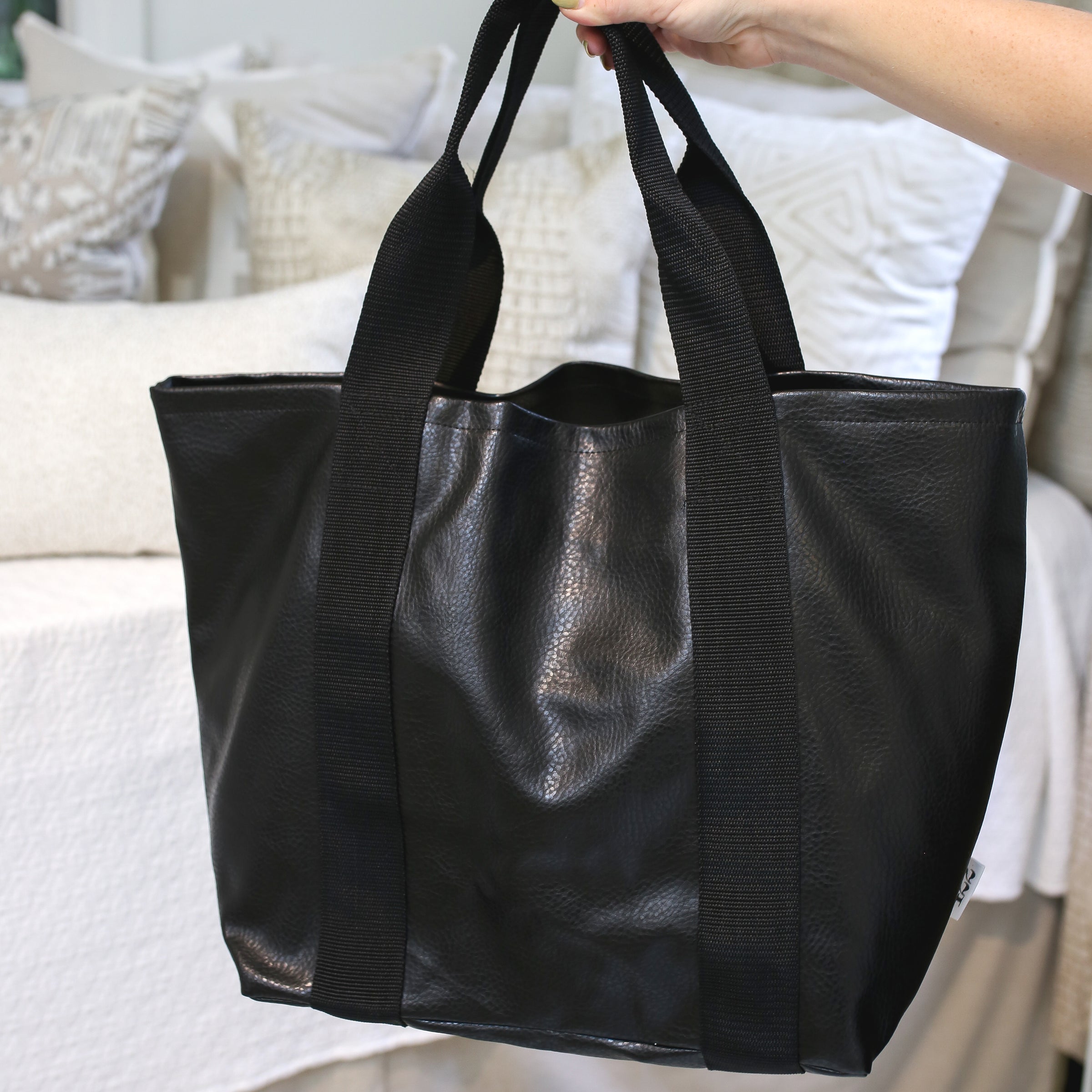 22 Tote Women's Zip Top Tote Bag